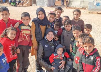Siti Zulaikha bergambar bersama kanak-kanak Syria yang tinggal di khemah.