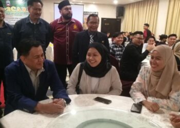 MOHD. ARIFIN MOHD. ARIF (kiri) beramah mesra dengan golongan mahasiswa dan mahasiswi dari Sabah di Hotel Goodhope, Johor Bahru.