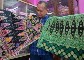 YANG Dipertua Persatuan Pengusaha-Pengusaha Batik Terengganu, Shafei Ghazali menunjukkan kain batik sarung buatan Thailand yang dilabel sebagai batik Terengganu.