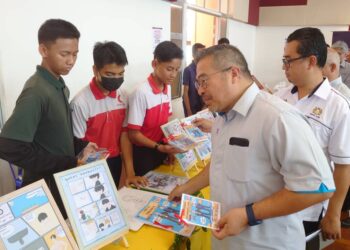 ABDUL HADI ALI (dua dari kanan) melawat pameran oleh pelajar SMK Taman Scientex, Pasir Gudang sempena Majlis Pelancaran Pertandingan e-Komik PAAB Peringkat Kebangsaan.