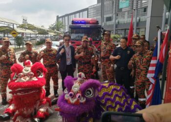 MOHD. RIZAL BUANG (tengah) melancarkan Kempen Kesedaran Keselamatan dan Op Tahun Baharu Cina di pusat beli-belah AEON Bukit Indah, Johor Bahru.