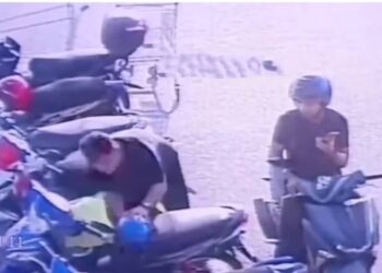 TANGKAP layar rakaman CCTV menunjukkan dua lelaki mencuri topi keledar seorang pelanggan yang datang ke sebuah pasar raya di bandar Kluang.