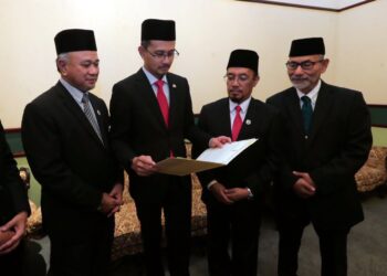 MOHD. FARED MOHD. KHALID (dua dari kiri) dan beberapa pegawai MAINJ melihat titah Tunku Ismail mengenai larangan mencemarkan institusi masjid bagi tujuan penyebaran dakyah politik.