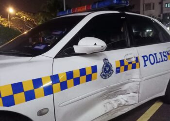 KERETA peronda polis kemek dilanggar kereta pasangan kekasih yang mengundur sebelum melarikan diri kerana terkejut dengan kehadiran polis di kawasan rekreasi Adda Height, Johor Bahru.