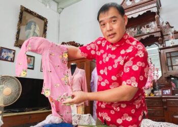 CEDRIC Tan Chai Cheng menunjukkan kebaya nyonya yang menjadi pakaian tradisi peranakan baba dan nyonya di kediamannya di Tengkera, Melaka. - UTUSAN/MUHAMMAD SHAHIZAM TAZALI