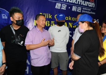 WEE JECK SENG (dua dari kiri) berbual dengan tiga mangsa sindiket penipuan pekerjaan, iaitu dari kiri Kevin, Jason dan Jenny di pejabatnya di Pekan Nanas, Pontian.