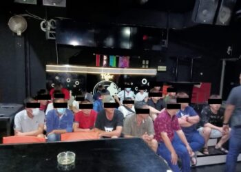 SERAMAI 78 individu ditahan atas pelbagai kesalahan termasuk penyalahgunaan dadah dalam tiga serbuan yang dijalankan polis Johor di Kluang dan Batu Pahat.