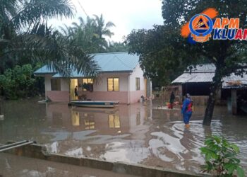 LAPAN buah rumah di Kampung Contoh, Kahang dinaiki air selepas hujan lebat sejak awal pagi tadi.