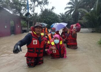ANGGOTA Angkatan Pertahanan Awam Malaysia (APM) Johor membantu membawa penduduk di kawasan terjejas banjir berpindah ke PPS berhampiran.