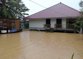 SEBUAH rumah di Kampung Gatom, Segamat yang terjejas akibat banjir.