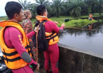 PASUKAN bomba melakukan operasi SAR bagi mengesan seorang pemuda yang dikhuatiri lemas ketika mandi di sungai di Kampung Parit Haji Anuar, Ayer Hitam, Bakri, Muar.