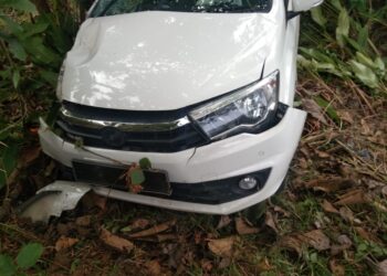 PERODUA Bezza dipandu seorang lelaki yang merempuh motosikal dinaiki dua beranak sehingga mengorbankan salah seorang daripadanya di Jalan Bukit Malut, Bayas di Langkawi.