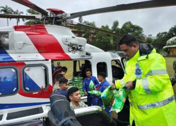 PIHAK berkuasa menggunakan helikopter untuk menghantar bantuan makanan kepada penduduk di dua perkampungan Orang Asli dan pekerja ladang di Kahang, Kluang.