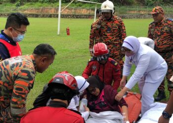 JBPM menerbangkan Mustika Lakano yang mengandung 16 minggu dan mengalami pendarahan dari Kampung Orang Asli Sungai Peroh ke HEBHK, Kluang.