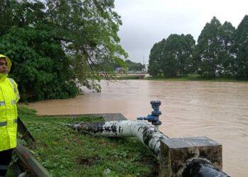 PIHAK polis sentiasa memantau keadaan semasa paras air Sungai Segamat.