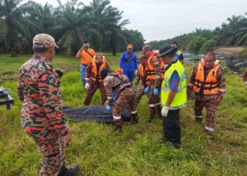 PASUKAN penyelamat membawa naik mayat pemuda yang ditemukan lemas ketika mandi di sungai di Kampung Parit Haji Anuar, Ayer Hitam, Bakri, Muar.