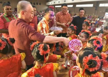 ONN HAFIZ GHAZI  (tengah) menghadiri Majlis Sambutan Tahun Baharu Cina Peringkat Negeri Johor di Yong Peng, Batu Pahat.