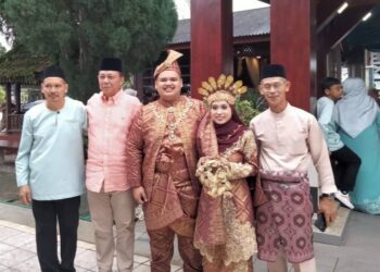 HASNI MOHAMMAD (dua dari kiri) bergambar dengan pasangan pengantin baharu, Muhammad Asyraf Loqman dan Nizatul Nisya Nizam di Rumah Citra Sri Pinang, di Benut, Pontian.