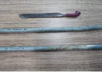 PARANG dan paip besi yang dirampas dipercayai dijadikan senjata oleh kumpulan pekerja Bangladesh dan Myanmar yang bergaduh di sebuah kilang di Kluang.