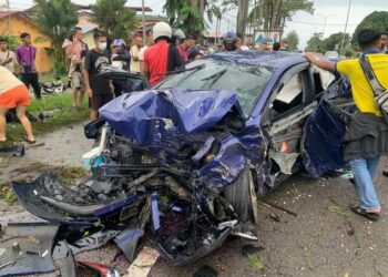 KEADAAN  Toyota Vios milik seorang lelaki yang remuk dirempuh kenderaan dipandu seorang lelaki dipercayai mabuk di Kilometer 57, Jalan Batu Pahat-Mersing.