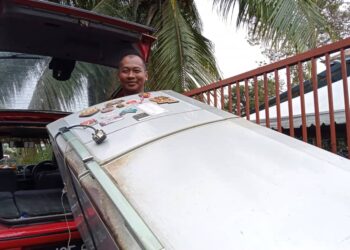 MAD NOR ASMI memunggah barangan termasuk peti sejuk menggunakan kereta Proton Iswara Aeroback dari PPS ke rumahnya di Kampung Chodan, Segamat.