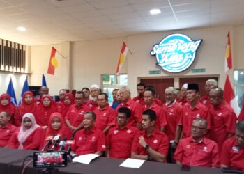 ABDUL GHANI ABD. RASHID (tengah) ketika ditemui media selepas mempengerusikan mesyuarat khas UMNO Bahagian Sembrong di Rumah UMNO Bahagian Sembrong di Kluang.