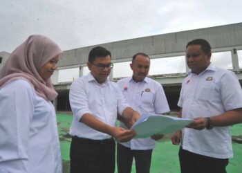 AKMAL NASRULLAH MOHD. NASIR (dua dari kiri) melihat tapak cadangan pembinaan PPR di Kawasan Perindustrian Larkin, Johor Bahru.