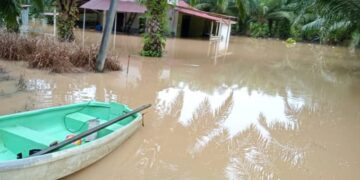 KEADAAN rumah penduduk di Kampung Tengah, Segamat yang dinaiki banjir.