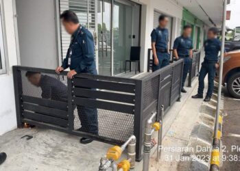 PENGUAT KUASA MBPG merobohkan struktur haram yang menghalang laluan pejalan kaki di Taman Bukit Dahlia, Pasir Gudang.