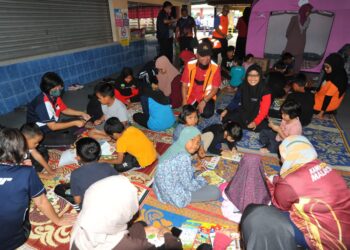 PETUGAS Unit Psikologi dan Kaunseling Jabatan Kebajikan Masyarakat (JKM) Johor menyantuni kanak-kanak mangsa banjir di PPS Sekolah Kebangsaan Sri Medan, Batu Pahat.