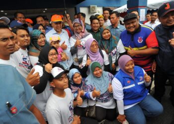 AHMAD ZAHID HAMIDI (tengah) bergambar bersama mangsa banjir ketika meninjau PPS Dewan Orang Ramai  Sri Medan, Batu Pahat.