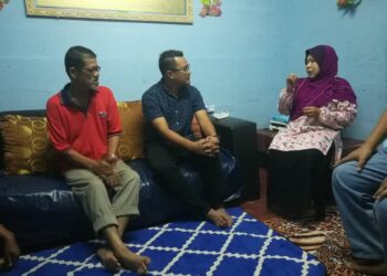 MOHD. HAIRI MAD SHAH (tengah) mendengar Ruhayati menceritakan kejadian yang menimpa anaknya di Rumah Pangsa Larkin, Johor Bahru.