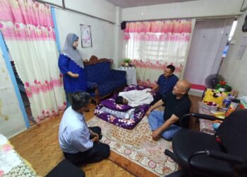 MOHD. HAIRI MAD SHAH (dua dari kanan) berkesempatan melawat seorang penghuni Rumah Pangsa Larkin, Khairul Nizam yang terlantar sakit.