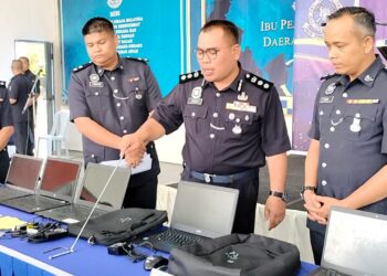 BAHRIN MOHD. NOH (dua dari kanan) menunjukkan barang rampasan daripada Geng Sekolah Rongak dalam sidang akhbar di Ibu pejabat Polis Daerah Kluang.