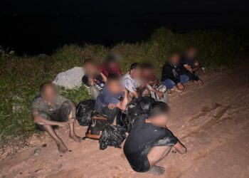 SEMBILAN PATI dipercayai warga Indonesia ditahan ketika cuba memasuki negara secara haram di perairan Sungai Buntu, Pontian.
