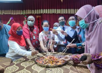 MUHAMMAD YUSOF SIBERT (dua, kiri) menggaul yee sang sebagai simbolik perasmian Majlis Sambutan Deepavali 2022 dan Tahun Baharu Cina 2023 – Deepa-Kong Xi di Dewan Saujana HPSF, Muar.