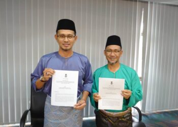 MOHD. FARED MOHD. KHALID (kiri)  dan Baharin menunjukkan garis panduan fatwa yang dikeluarkan MAINJ berkenaan umat Islam menghadiri perayaan agama lain di Pusat Islam Iskandar, Johor Bahru.