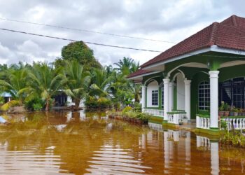 HALAMAN rumah seorang penduduk di Kampung Parit Jayus, Batu Pahat yang masih digenangi banjir termenung.