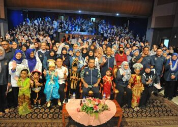 AARON AGO DAGANG (duduk - tengah) bergambar bersama-sama warga kerja Kementerian Perpaduan Negara Johor  sempena Majlis Perjumpaan dan Amanat Menteri Perpaduan di Auditorium RTM, Johor Bahru.