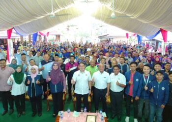 LING TIAN SOON (tengah) bergambar bersama-sama penduduk selepas melancarkan Projek Akuagro Rukun Tetangga Peringkat Negeri Johor di Taman Kota Masai, Pasir Gudang.