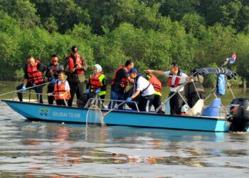 ONN HAFIZ GHAZI (tengah) bergotong-royong mengutip sampah-sarap yang mencemari Sungai Skudai pada Program Jom Bersih Johor di Sungai Skudai, Johor Bahru.