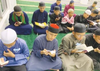 Pelajar Sekolah Maahad Tahfiz al-Fadhni menyertai program bacaan 30 juzuk Al-Quran dan solat hajat anjuran bersama Masjid Qariyah BT 10 Cheras baru baru ini.