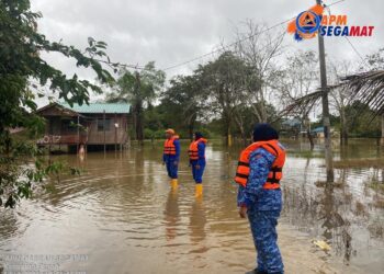 ANGGOTA Angkatan Pertahanan Awam melakukan pemantauan banjir di Kampung Pagoh, Segamat.