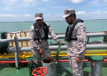1. NURUL HIZAM ZAKARIA (kiri) menunjukkan tangki kapal yang ditahan kerana disyaki cuba menyeludup minyak diesel di Sungai Lebam, Tanjung Pengelih, Kota Tinggi.