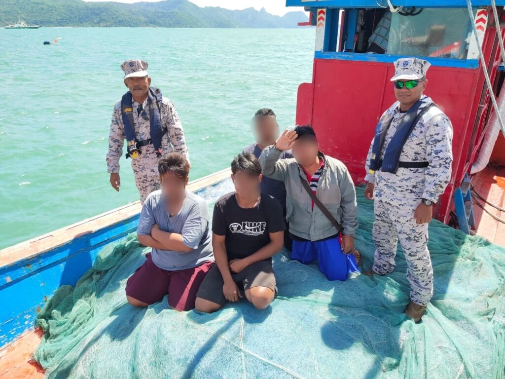 Bot menangkap ikan bilis di kawasan larangan ditahan 2 IMG 20230209 WA0011