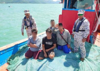 TEKONG bersama krew bot nelayan tempatan kelas A yang ditahan Maritim Malaysia kerana didapati melanggar syarat sah lesen dan tangkapan di kawasan larangan di Langkawi.