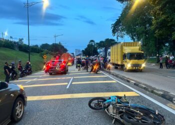DUA remaja maut apabila motosikal dinaiki bertembung dengan kereta Proton Wira di Kilometer 52.5, Jalan Batu Pahat-Kluang.
