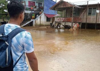 SEORANG penduduk melihat keadaan rumahnya yang digenangi banjir termenung di Kampung Seberang Batu Badak, Segamat.