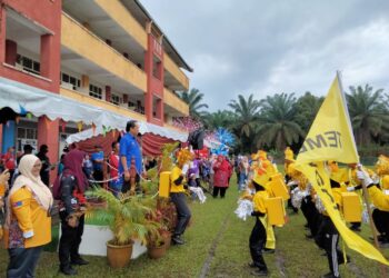 AHMAD MASLAN menerima tabik hormat daripada pasukan yang bertanding dalam Kejohanan Olahraga SK Kayu Ara Pasong di Pontian.