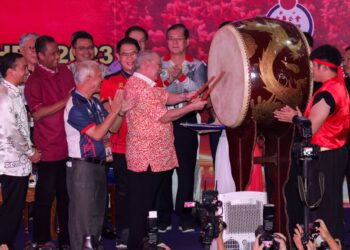 SULTAN IBRAHIM memalu gendang sebagai tanda perasmian Pesta Chingay di Johor Bahru.